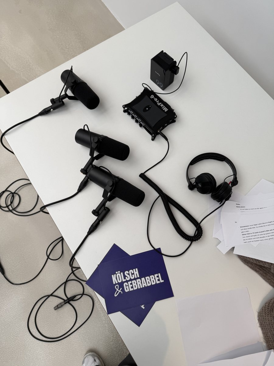 Podcast-Setup von oben: Mikrofone, Recorder, Kopfhörer und Kölsch & Gebrabbel-Karten
